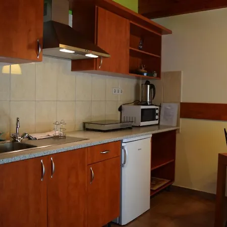 Apartment- Andrew 4 *